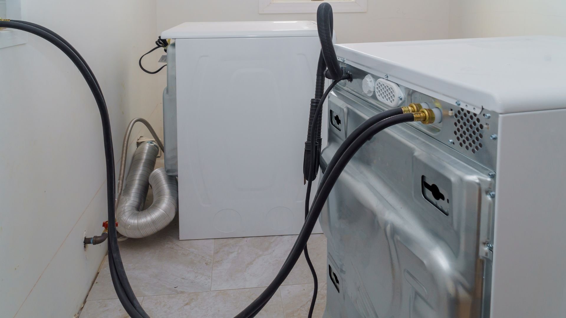 Dryer with flexible dryer vent hose and metallic ducting connected